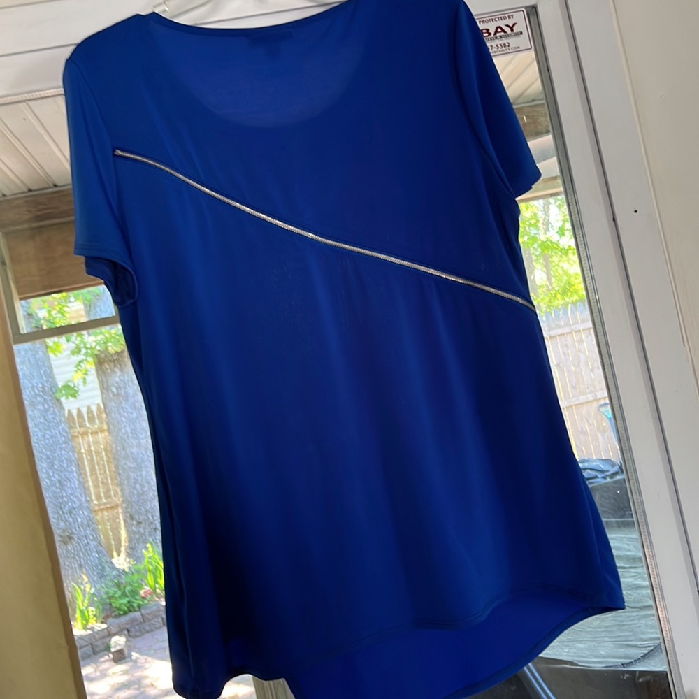 Tops - Picture 4 of 5